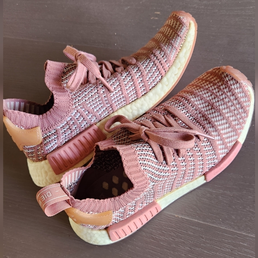 Adidas Women's Ash Pink Sneakers Size 7.5 - Picture 2 of 3